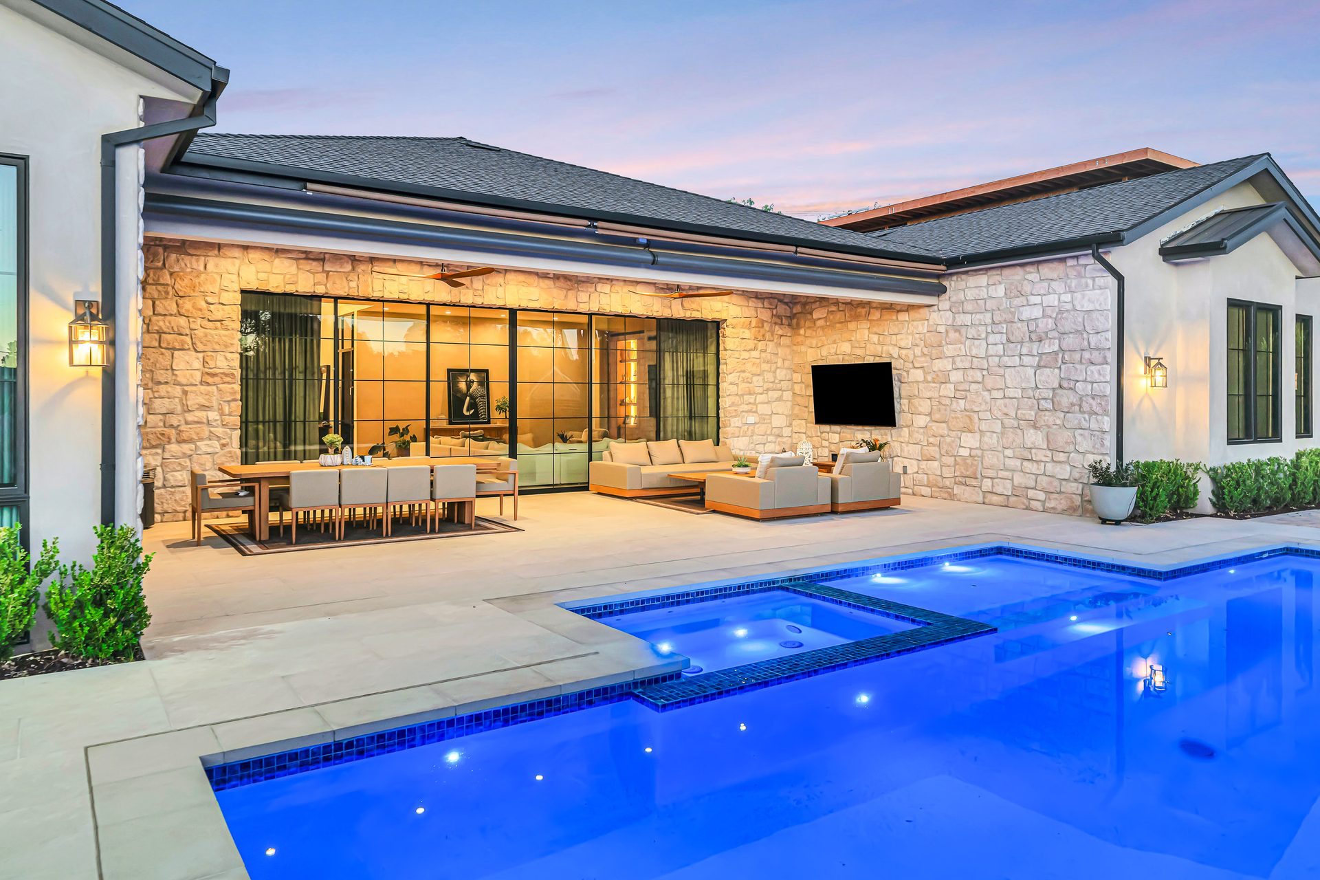 Custom Pools & Spas